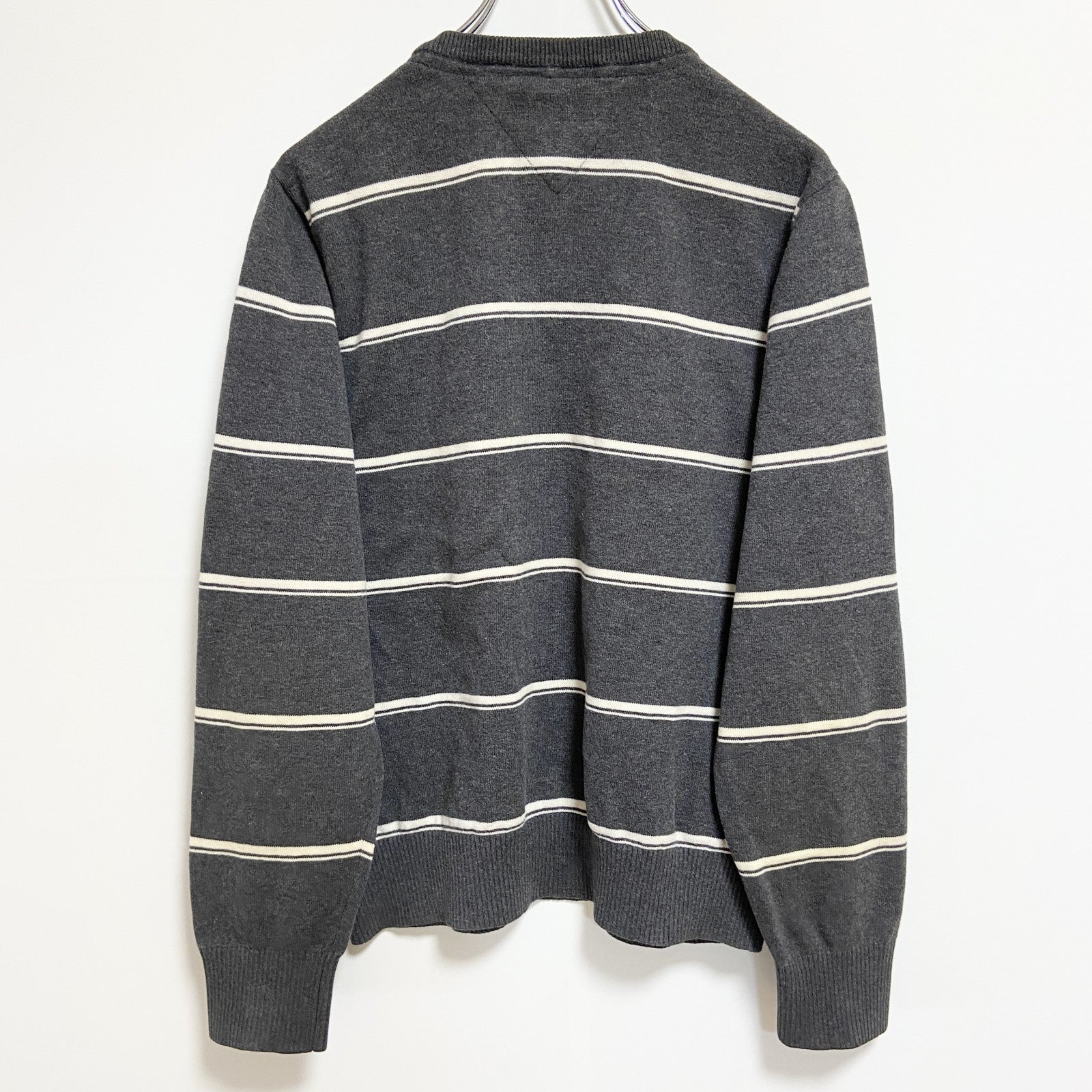 TOMMYHILFIGER　トミーヒルフィガー　長袖ボーダー柄ニット　セーター　Vネック　ワンポイント刺繍　グレー　灰色　古着