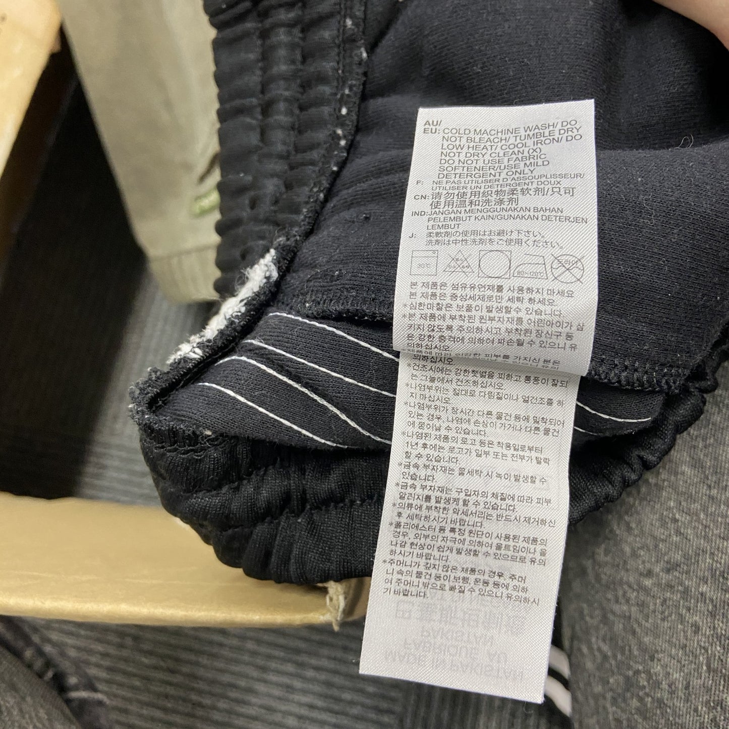 adidas　アディダス　トラックパンツ　ジャージパンツ　黒　ブラック　Sサイズ