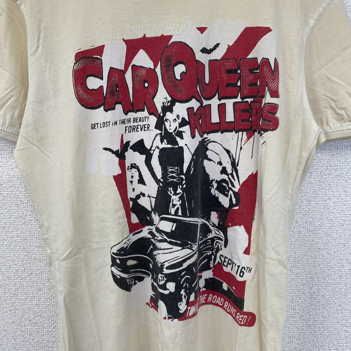 Tazzio　半袖プリントTシャツ　CAR QUEEN KILLERS　レトロ風　クルーネック　ベージュ　Mサイズ　古着
