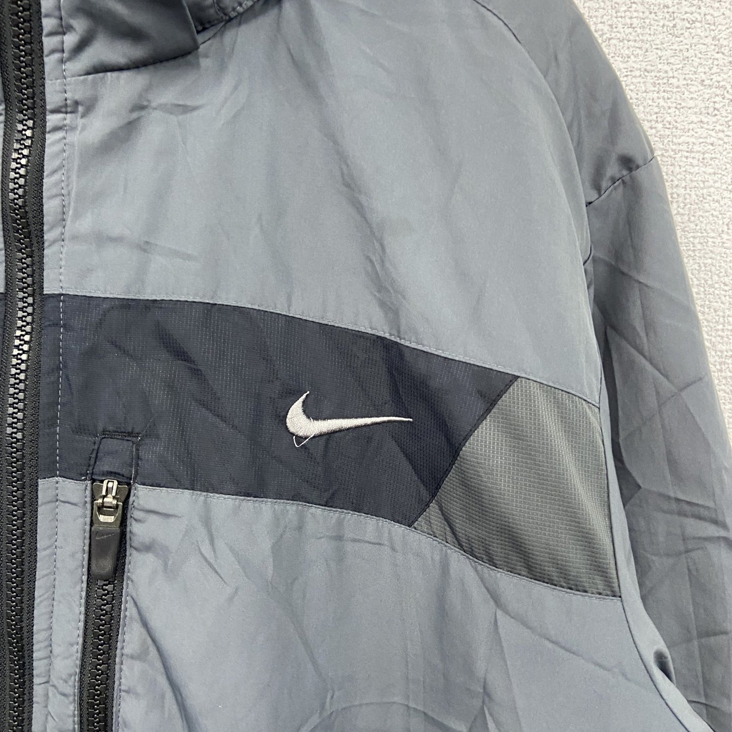 NIKE　ナイキ　フルジップ中綿ジャケット　スウッシュロゴ　グレー　XLサイズ