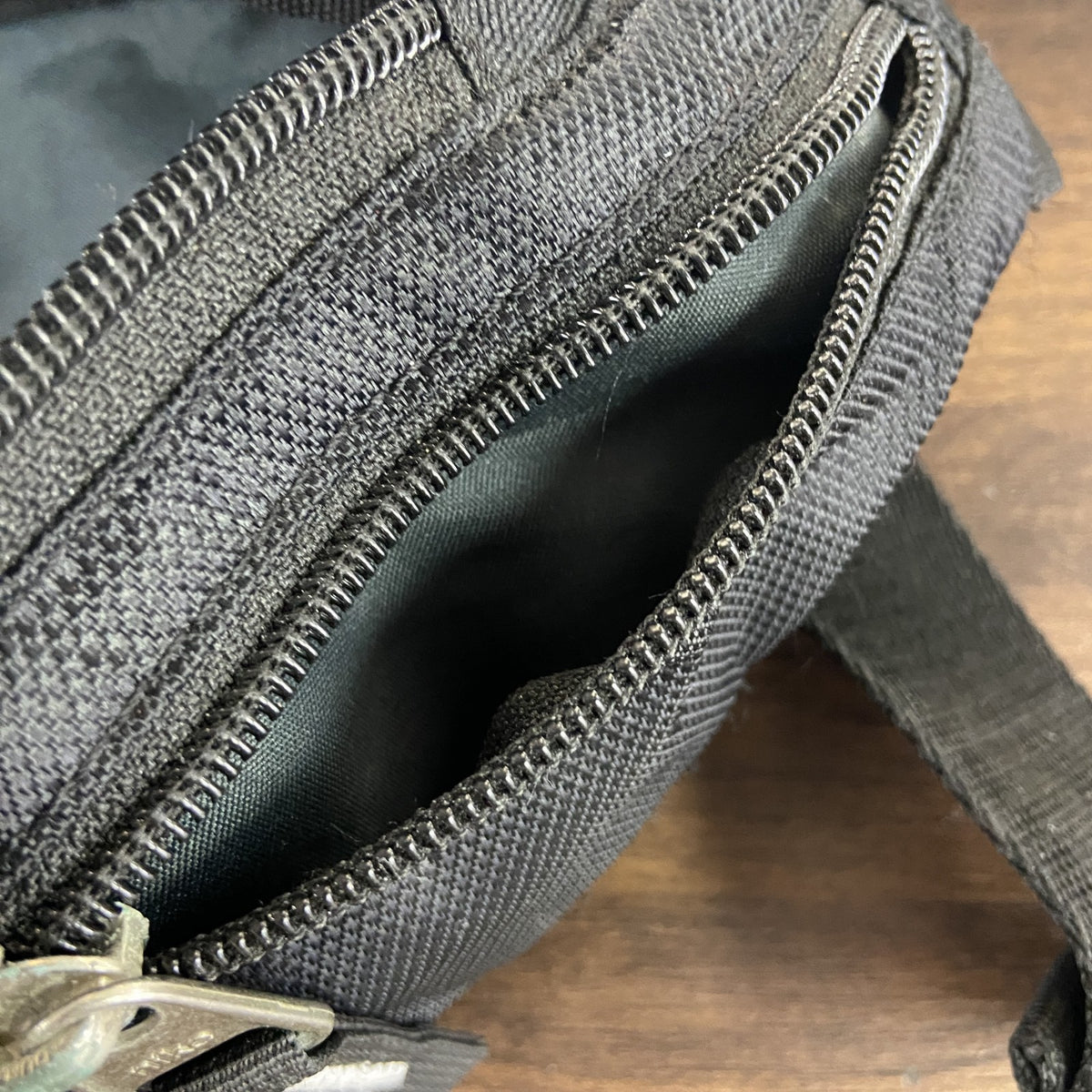 NIKE　ナイキ　ボディバッグ/ウエストポーチ　スウッシュ　デカロゴ　黒　ブラック　　古着