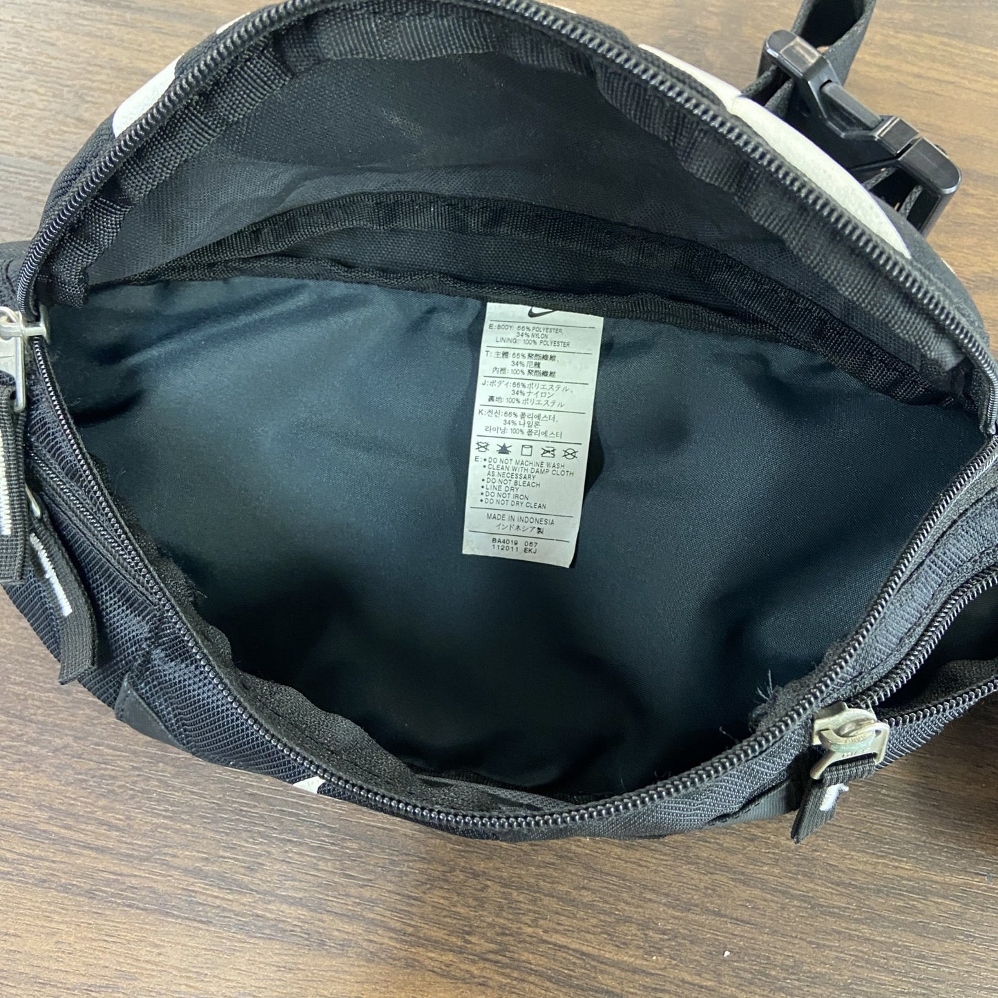 NIKE　ナイキ　ボディバッグ/ウエストポーチ　スウッシュ　デカロゴ　黒　ブラック　