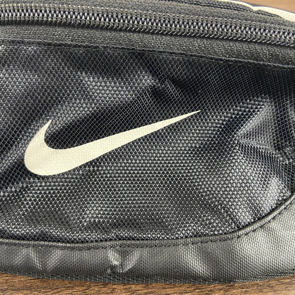 NIKE　ナイキ　ボディバッグ/ウエストポーチ　スウッシュ　デカロゴ　黒　ブラック　　古着