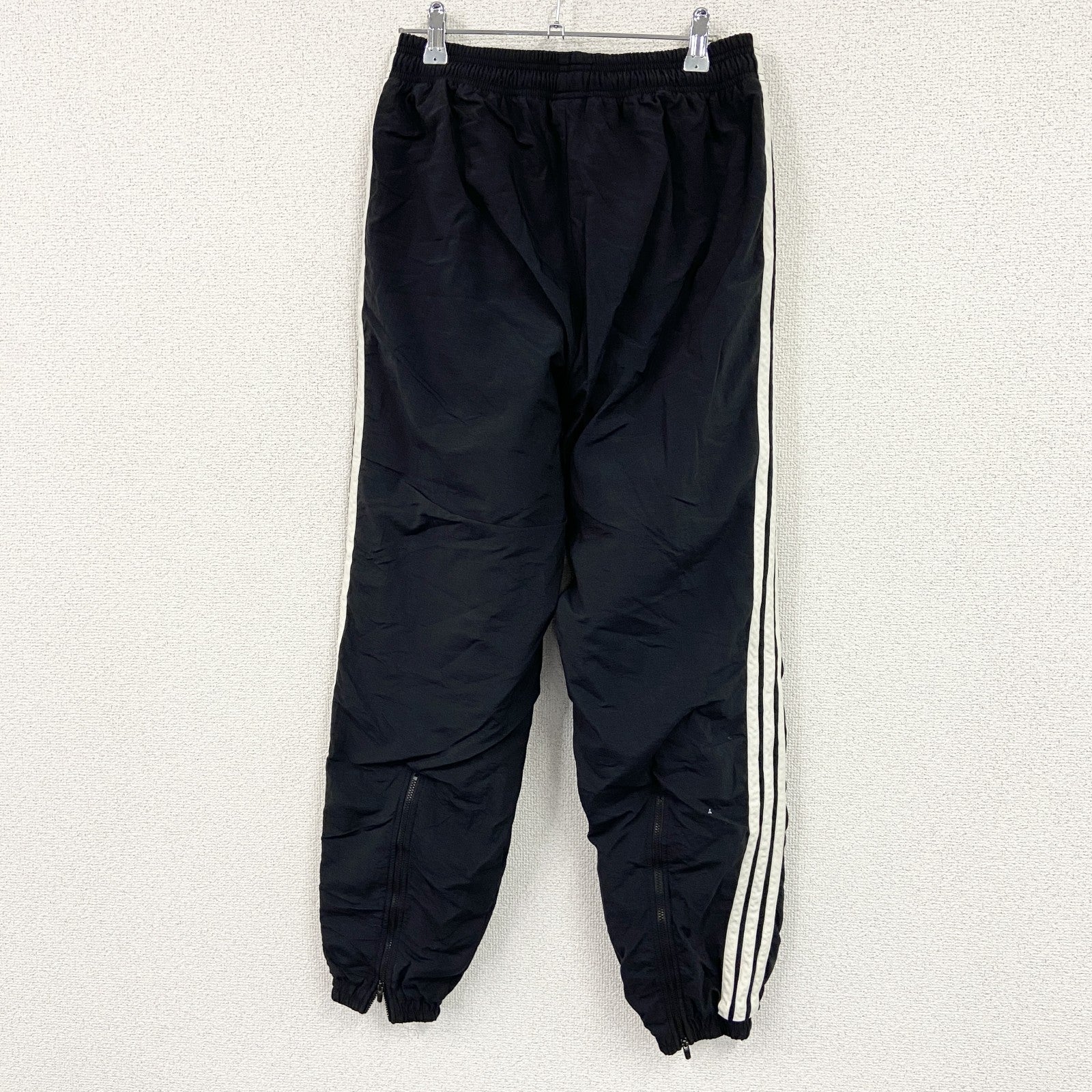 90s adidas　アディダス　デサント製　トラックパンツ/ナイロンパンツ　黒　ブラック　M～Lサイズ　古着