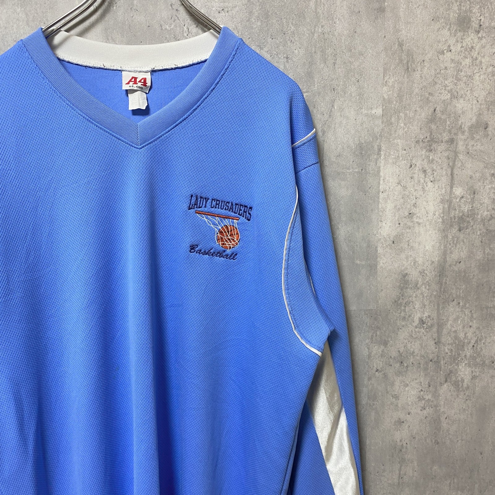 長袖ワンポイント刺繍ゲームTシャツ　水色　バスケ　Vネック　ビッグシルエット　オーバーサイズ　XLサイズ　古着