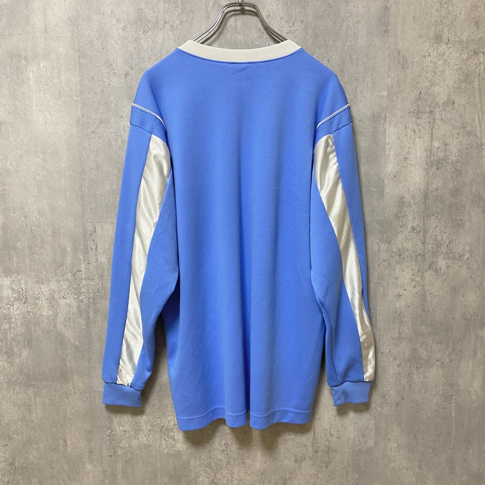 長袖ワンポイント刺繍ゲームTシャツ　水色　バスケ　Vネック　ビッグシルエット　オーバーサイズ　XLサイズ　古着