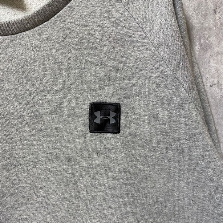 古着 used　UNDER ARMOUR アンダーアーマー　長袖スウェット　トレーナー　グレー　ビックシルエット　XLサイズ