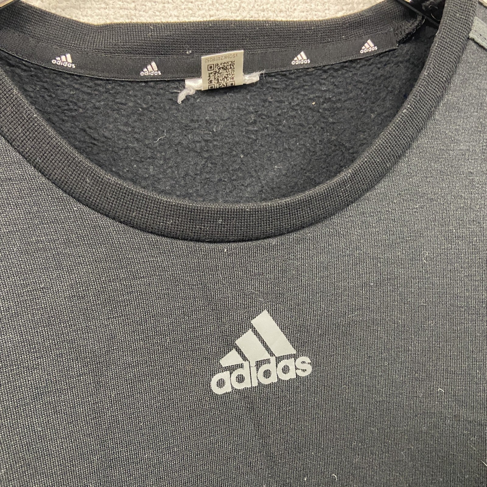 adidas　アディダス　スウェット/トレーナー　パフォーマンスロゴ　ワンポイント　スリーストライプス　黒　ブラック　古着