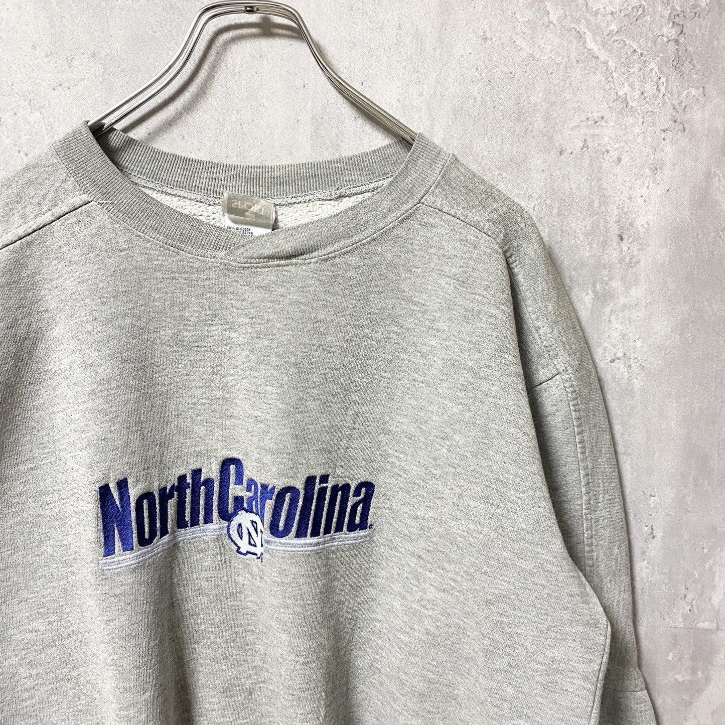 古着 used　NORTH CAROLINA　ノースカロライナ大学　長袖カレッジ刺繍スウェット　トレーナー　グレー　Mサイズ