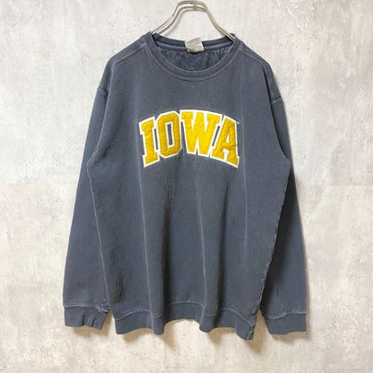 古着 used　COMFORT COLORS　IOWA　カレッジ　長袖ワッペンスウェット　トレーナー　クルーネック　Mサイズ