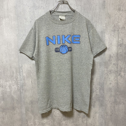 古着 used　NIKE　ナイキ　半袖クルーネックロゴプリントTシャツ　グレー　ブルー　バスケ　レトロデザイン　Sサイズ