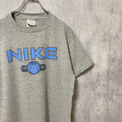 古着 used　NIKE　ナイキ　半袖クルーネックロゴプリントTシャツ　グレー　ブルー　バスケ　レトロデザイン　Sサイズ