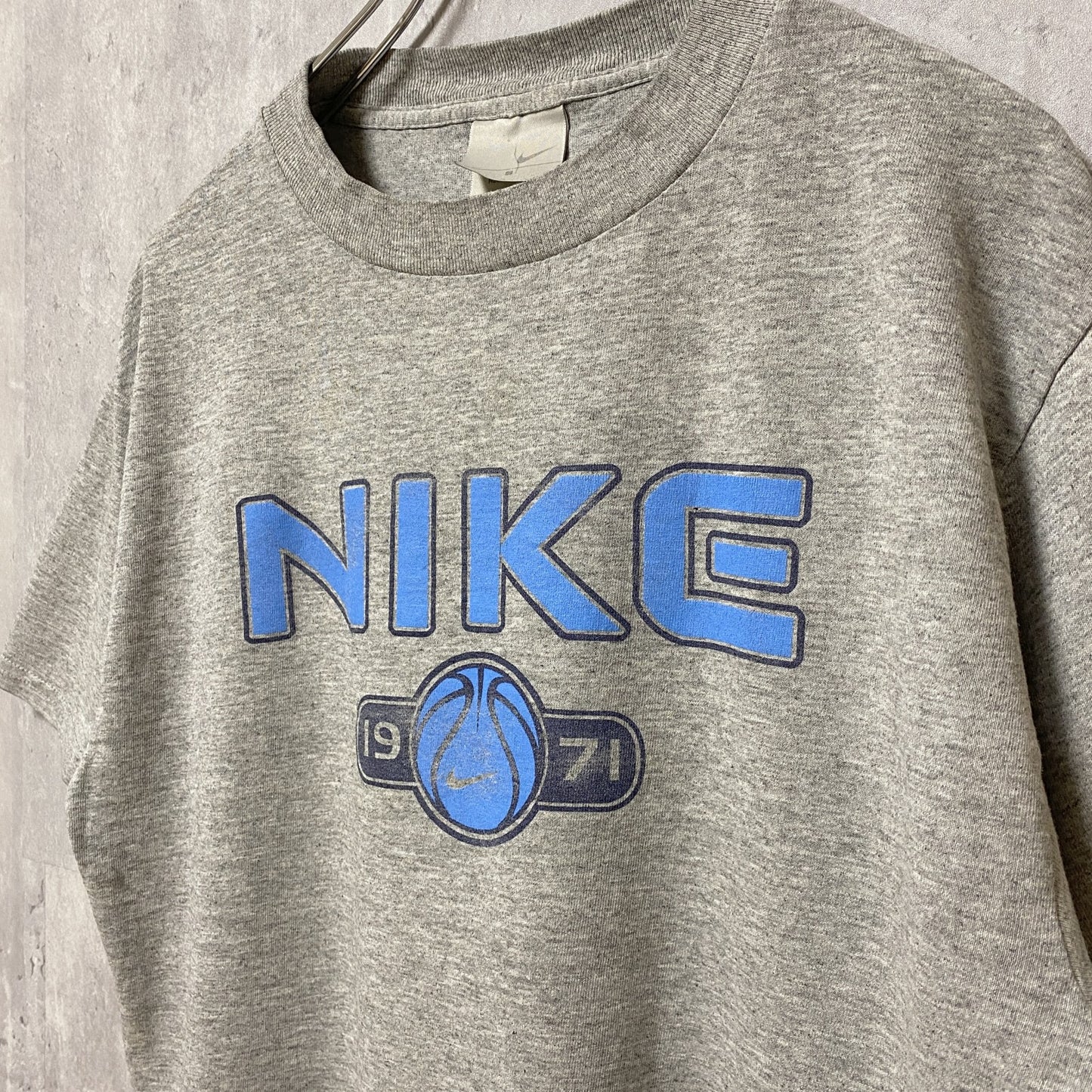 古着 used　NIKE　ナイキ　半袖クルーネックロゴプリントTシャツ　グレー　ブルー　バスケ　レトロデザイン　Sサイズ