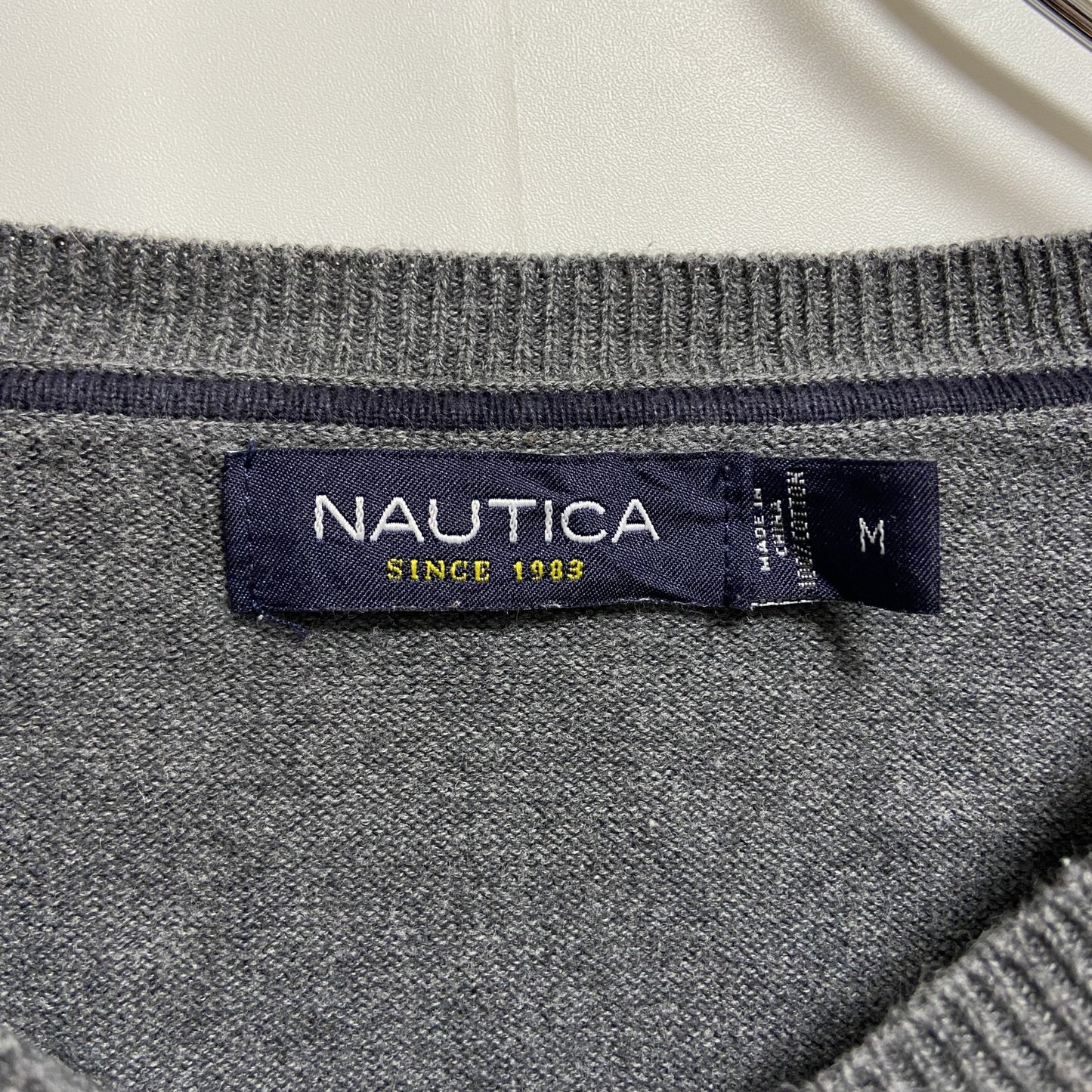 古着 used　NAUTICA　ノーティカ　長袖Vネックニット　セーター　ワンポイント刺繡　グレー　秋冬服　Mサイズ