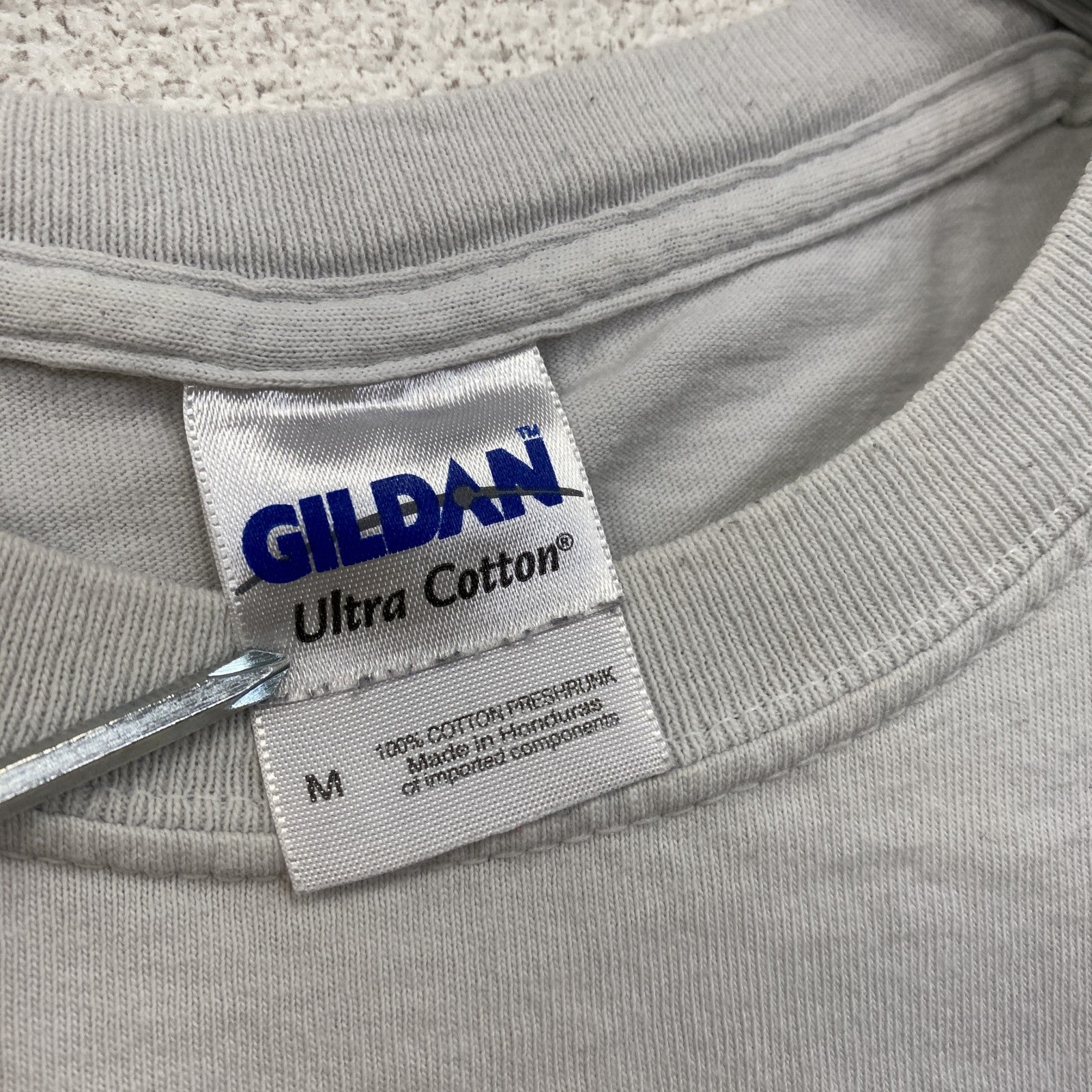 GILDAN　ギルダン　半袖プリントTシャツ　resistance　クルーネック　白　ホワイト　Mサイズ　古着