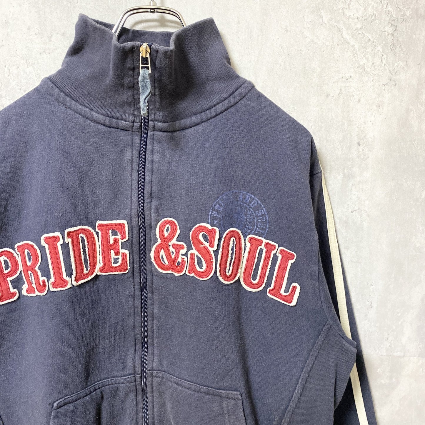 古着 used　PRIDE&SOUL　長袖ジップアップスウェット　トレーナー　ワッペン　フルシップ　ハイネック　ポケット　Mサイズ