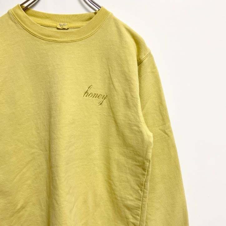 長袖クルーネックスウェット　トレーナー　ワンポイント刺繍　ノームコア　シンプル　honey　黄色　イエロー　秋冬服　古着