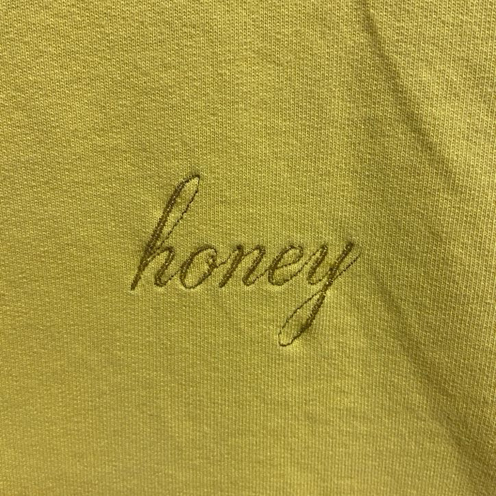 古着 used　長袖クルーネックスウェット　トレーナー　ワンポイント刺繡　シンプル　honey　黄色　イエロー　秋冬服