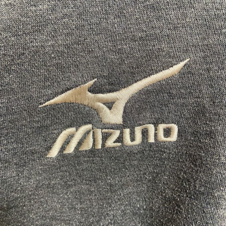 古着 used　Mizuno　ミズノ　長袖ハーフジップスウェット　トレーナー　ワンポイント刺繡　バレーボール　グレー　Mサイズ