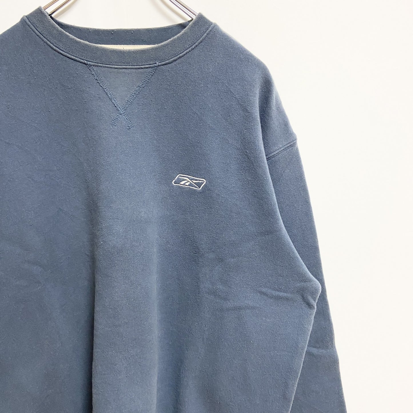 古着 used　Reebok　リーボック　長袖クルーネックスウェット　トレーナー　ワンポイント刺繡　青　ブルー　秋冬服　Lサイズ