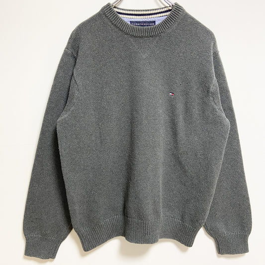 古着 used　TOMMYHILFIGER　長袖クルーネックニット　セーター　グレー　ワンポイント刺繡　秋冬服　Mサイズ