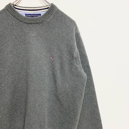 古着 used　TOMMYHILFIGER　長袖クルーネックニット　セーター　グレー　ワンポイント刺繡　秋冬服　Mサイズ