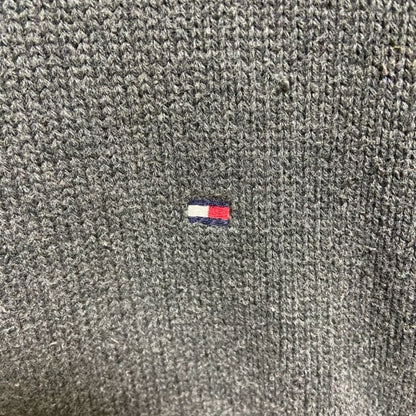 古着 used　TOMMYHILFIGER　長袖クルーネックニット　セーター　グレー　ワンポイント刺繡　秋冬服　Mサイズ