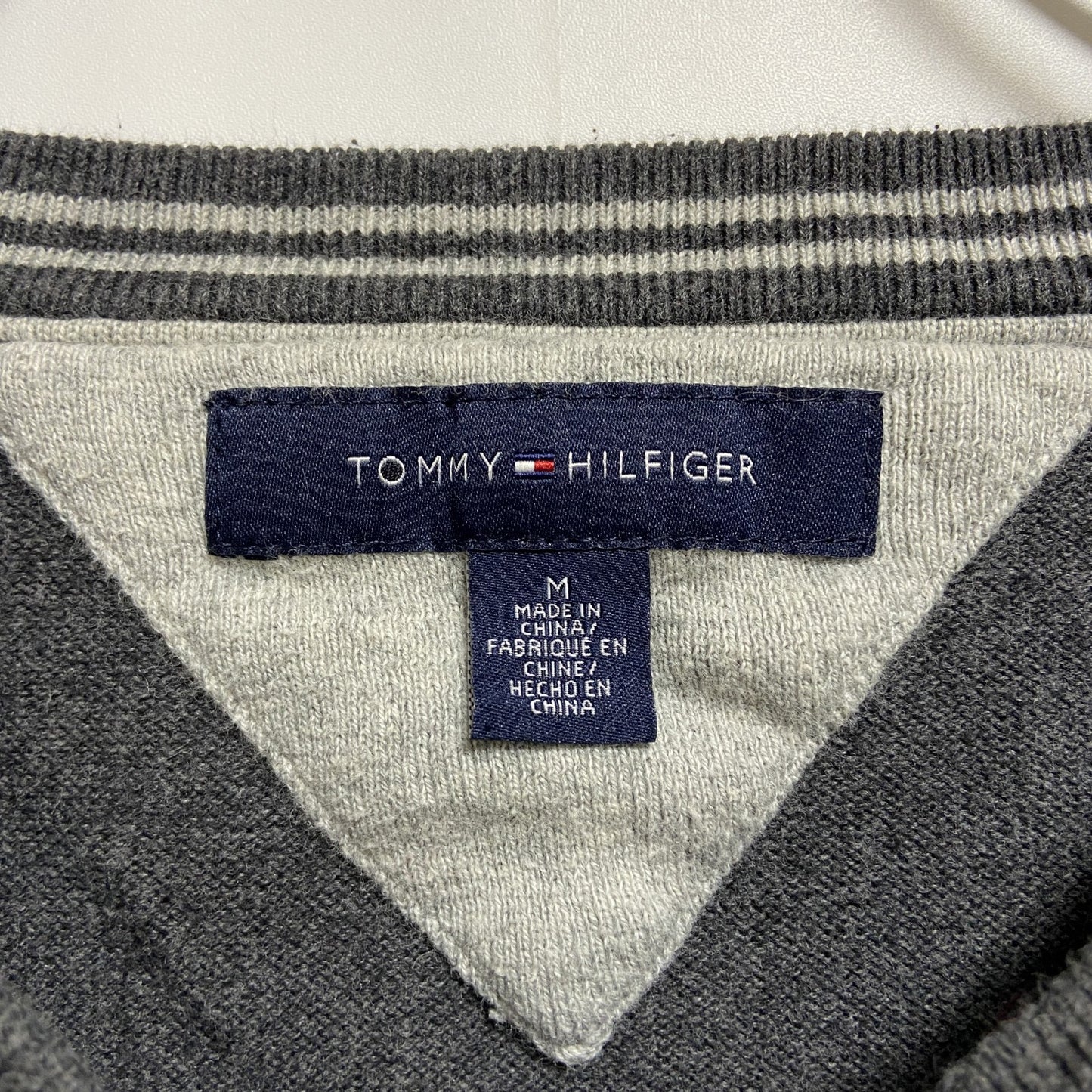 古着 used　TOMMYHILFIGER　トミーヒルフィガー　長袖Vネック薄手ニット　セーター　ワンポイント刺繡　Mサイズ