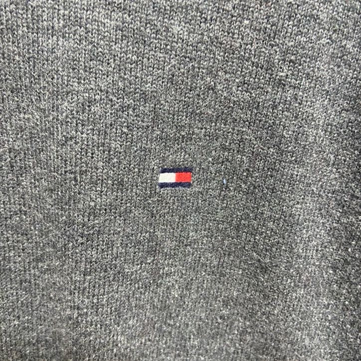 古着 used　TOMMYHILFIGER　トミーヒルフィガー　長袖Vネック薄手ニット　セーター　ワンポイント刺繡　Mサイズ