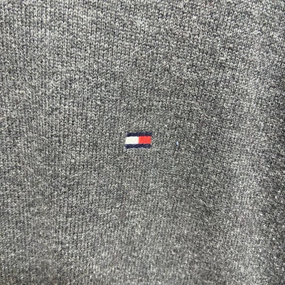 古着 used　TOMMYHILFIGER　トミーヒルフィガー　長袖Vネック薄手ニット　セーター　ワンポイント刺繡　Mサイズ