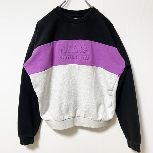 古着 used　長袖デザインスウェット　トレーナー　切り替えカラー　エンボス加工　NYC　黒　紫　白　レトロ　Sサイズ