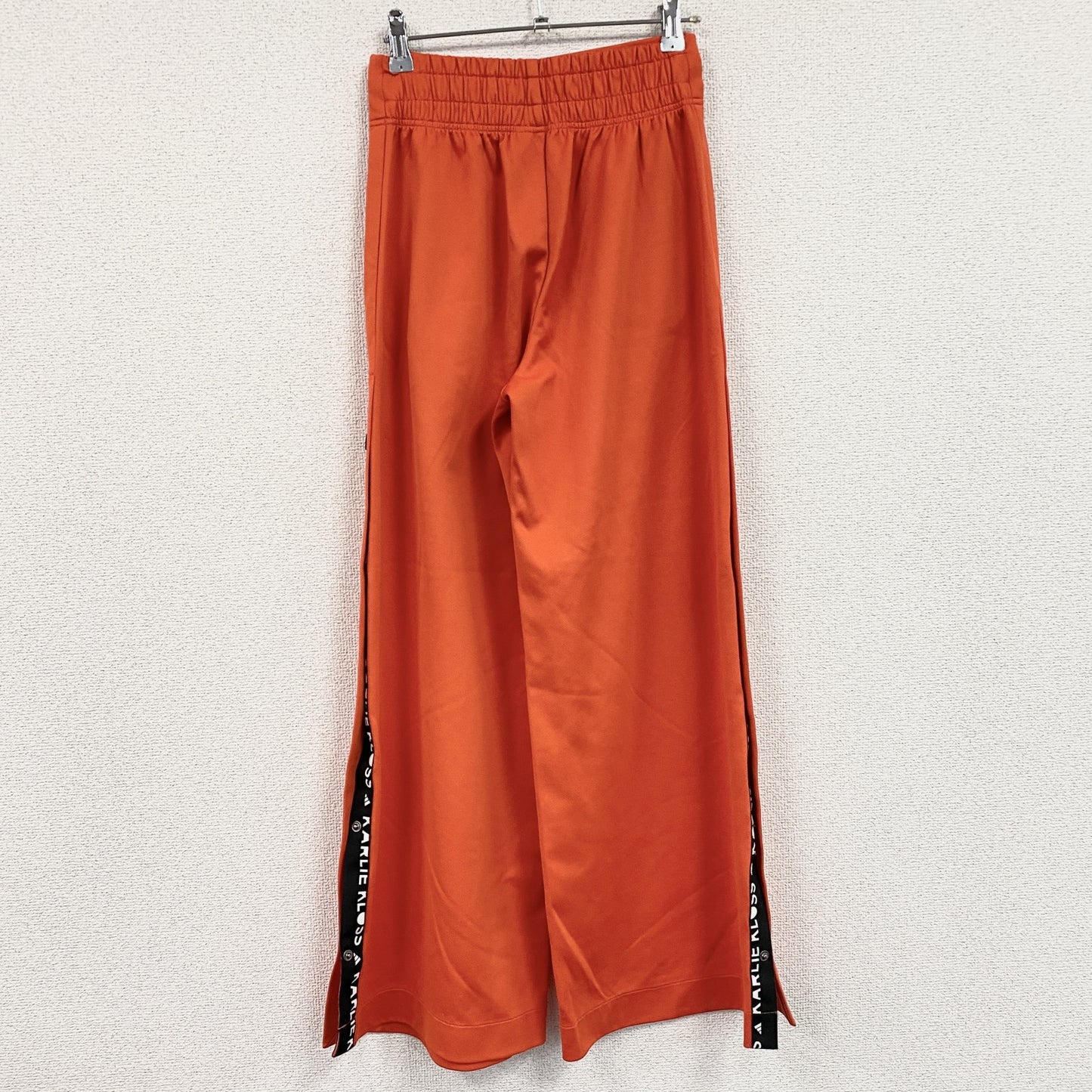 adidas　アディダス　KARLIE KLOSS　カーリー・クロス　ワイドフレアトラックパンツ　オレンジ　XSサイズ