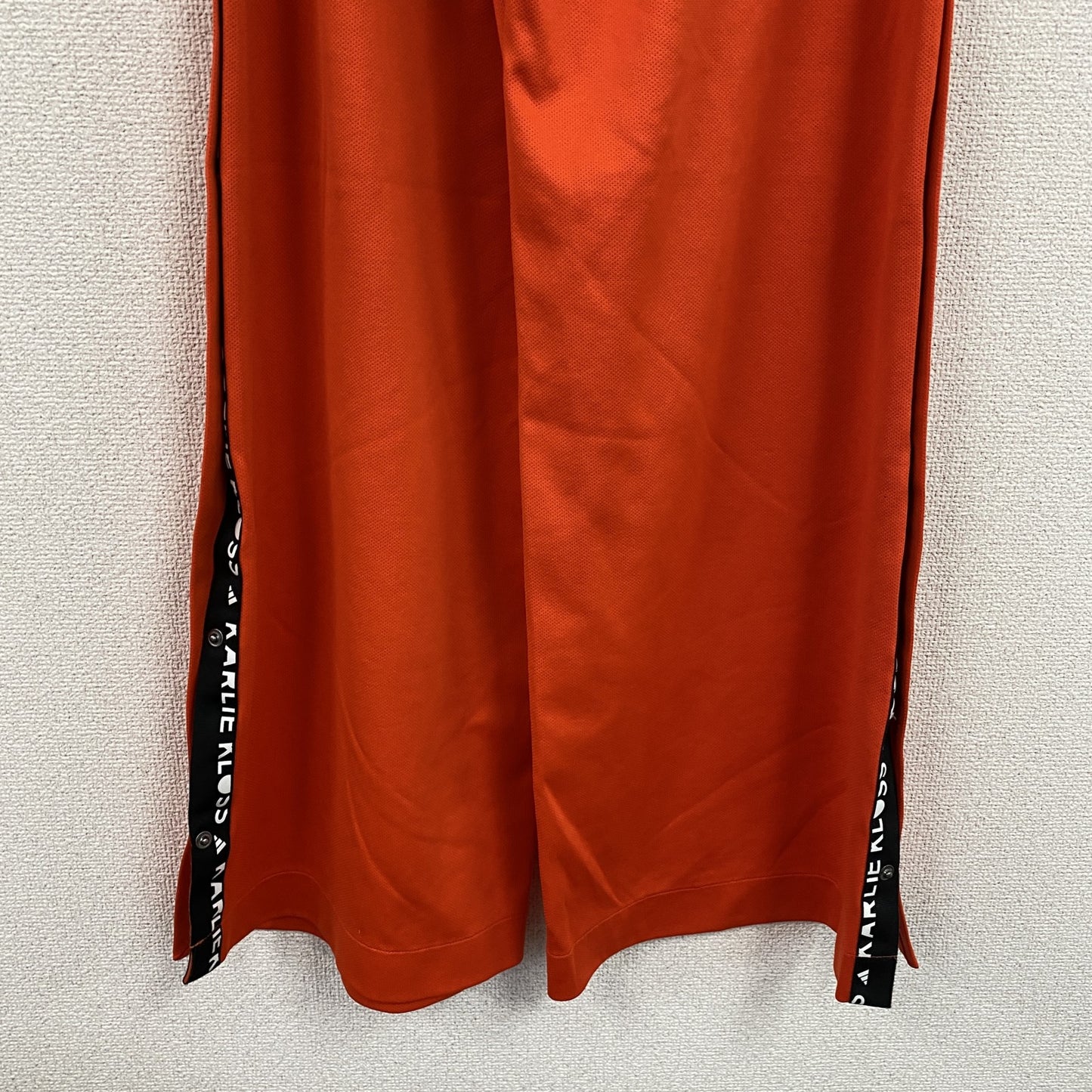 adidas　アディダス　KARLIE KLOSS　カーリー・クロス　ワイドフレアトラックパンツ　オレンジ　XSサイズ