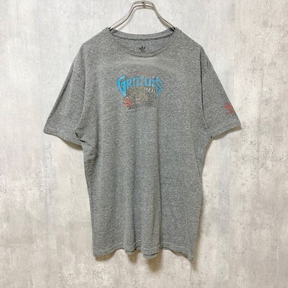 古着 used　adidas　アディダス　半袖プリントTシャツ　クルーネック　グリズリーズ　バスケ　熊　グレー　Mサイズ