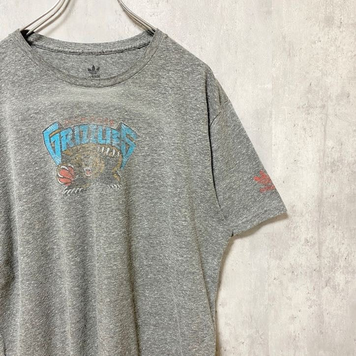 古着 used　adidas　アディダス　半袖プリントTシャツ　クルーネック　グリズリーズ　バスケ　熊　グレー　Mサイズ