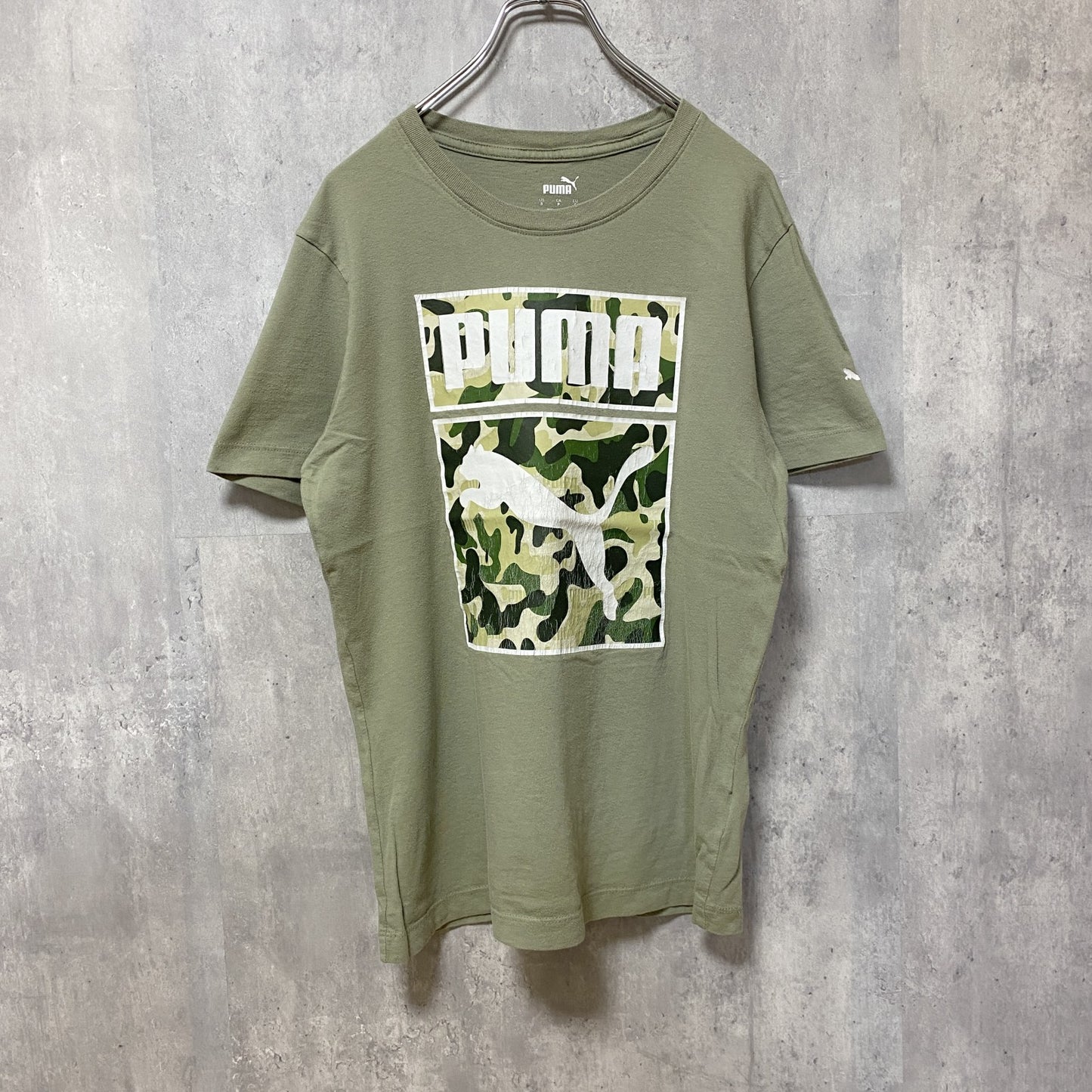 古着 used　PUMA　プーマ　半袖クルーネックプリントTシャツ　迷彩柄　カーキ　スポーティー　レトロデザイン　Mサイズ