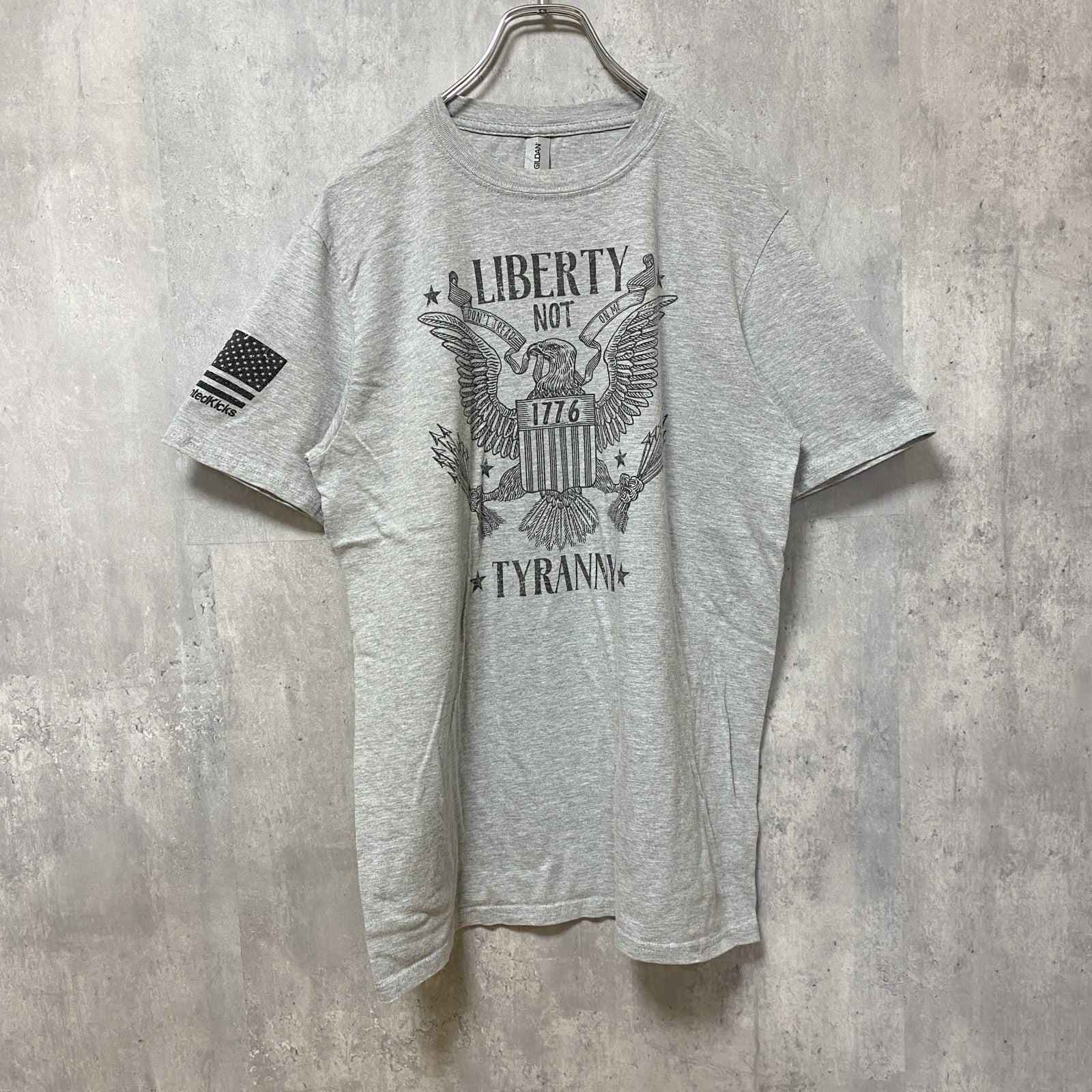 GILDAN　ギルダン　半袖プリントTシャツ　クルーネック　グレー　灰色　レトロデザイン　Mサイズ　古着