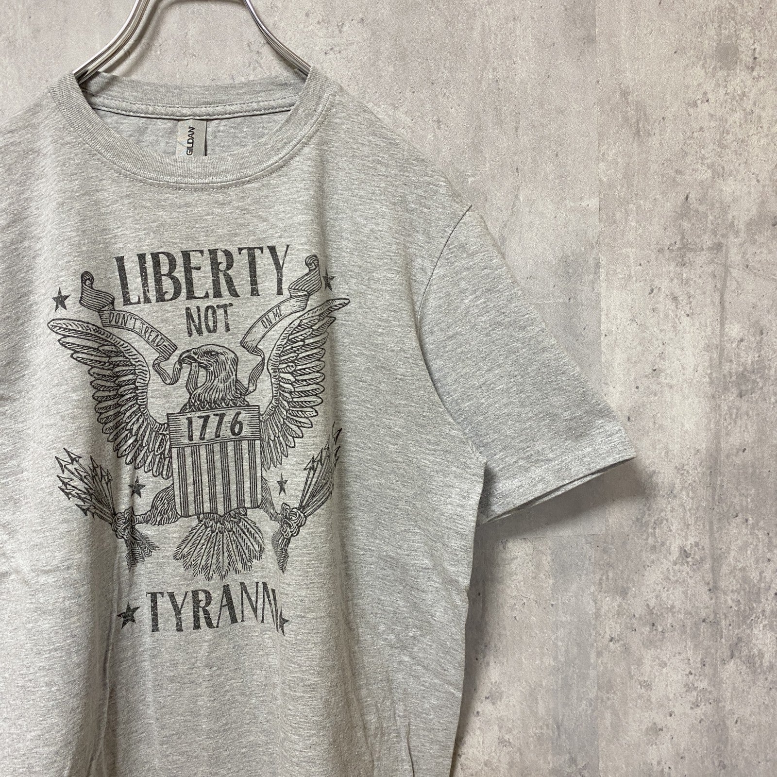 GILDAN　ギルダン　半袖プリントTシャツ　クルーネック　グレー　灰色　レトロデザイン　Mサイズ　古着