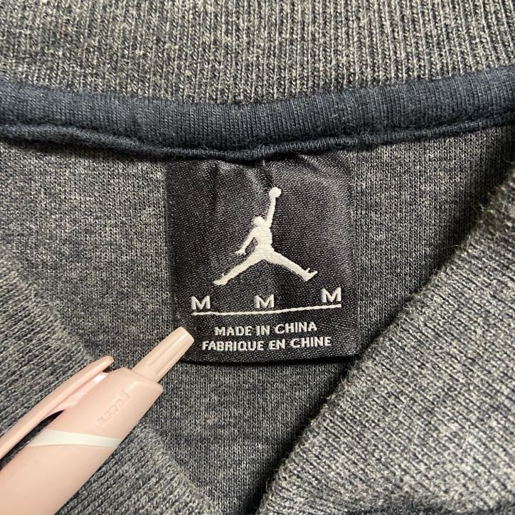 古着 used　AIR JORDAN　エアジョーダン　長袖スタジャン　黒　ブラック　灰色　グレー　アウター　秋冬服　Mサイズ