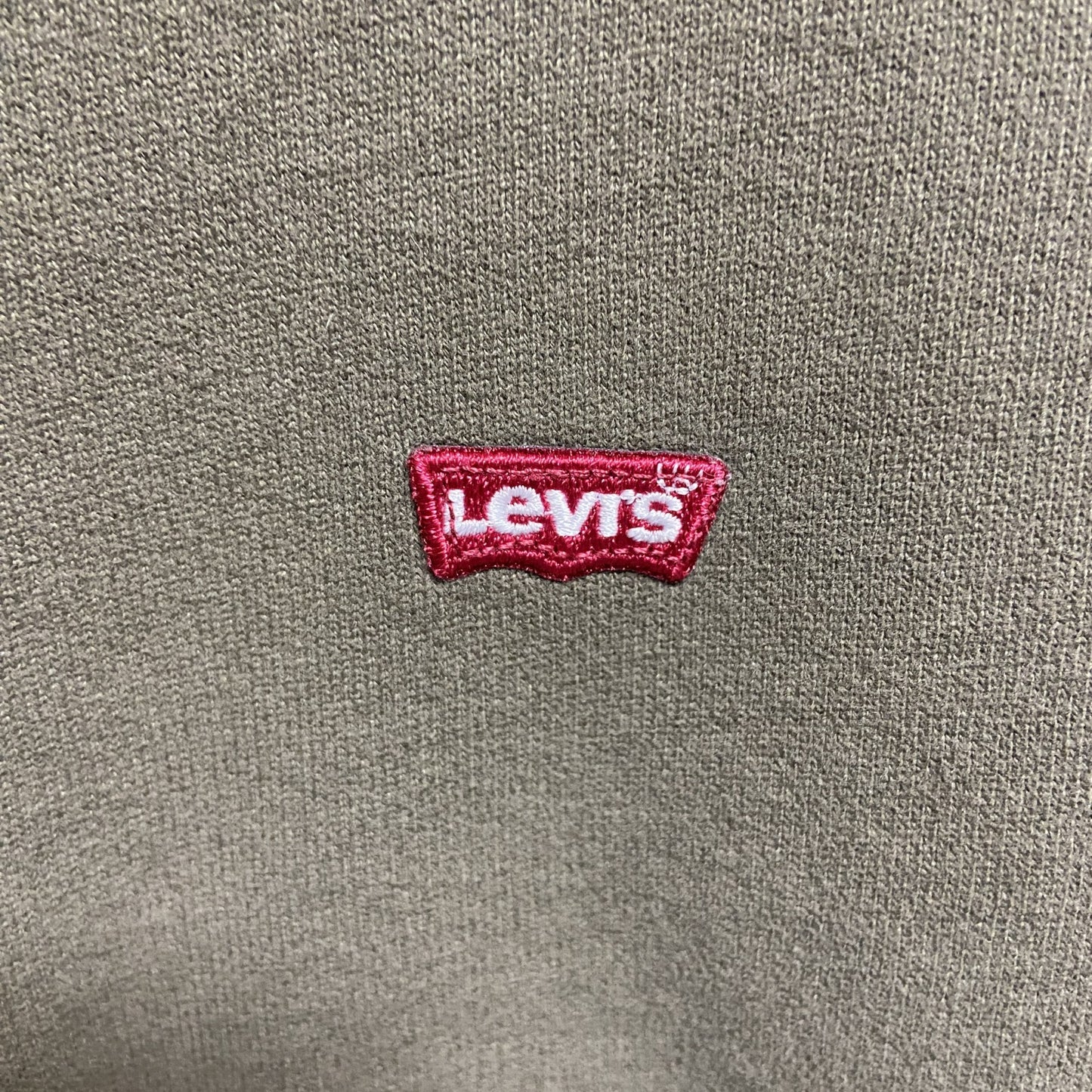 古着 used　Levi’s リーバイス　長袖ワンポイントロゴ刺繍スウェット　トレーナー　シンプル　カーキ　Mサイズ