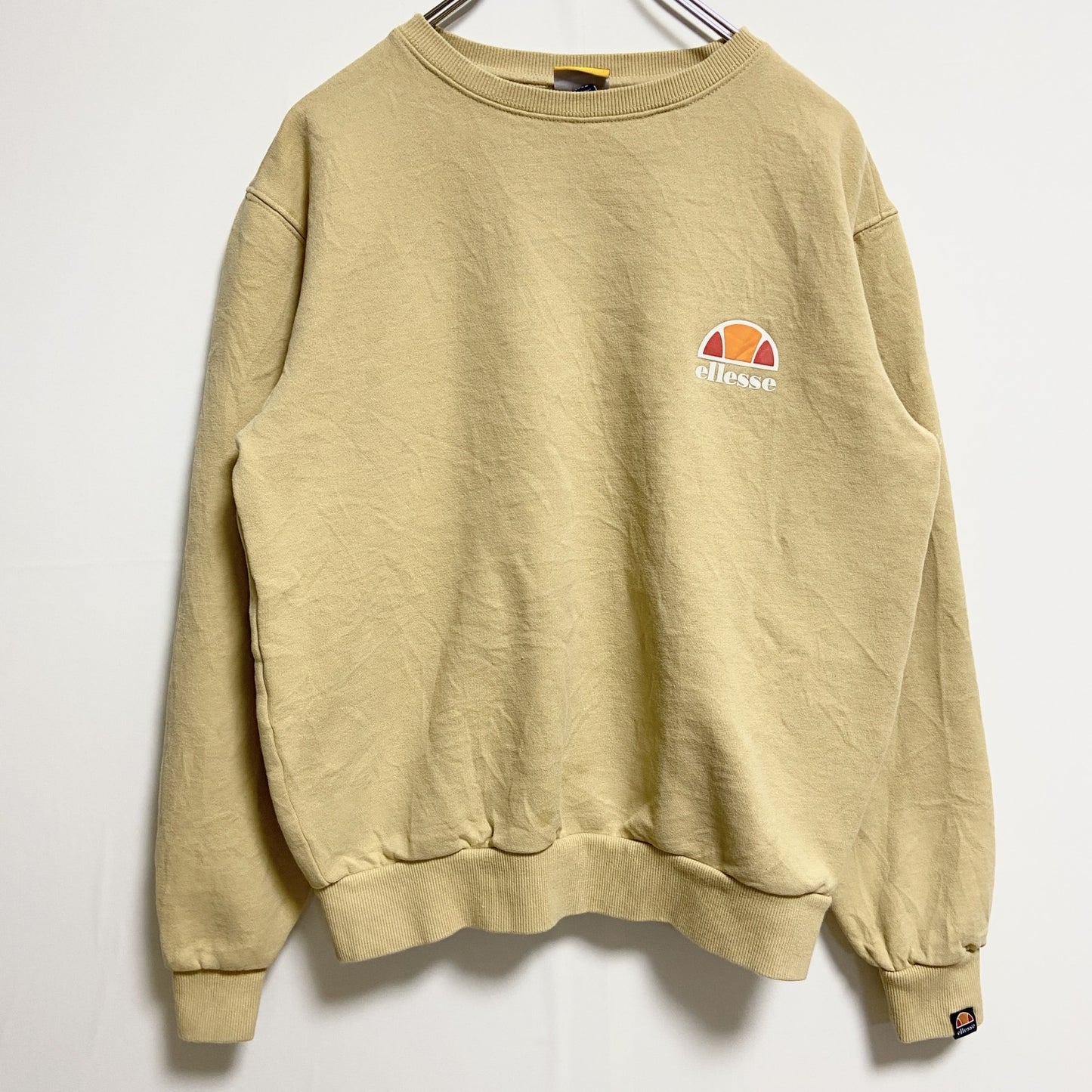 古着 used　ellesse エレッセ　長袖クルーネックワンポイントロゴプリントスウェット　トレーナー　ベージュ　EU38サイズ