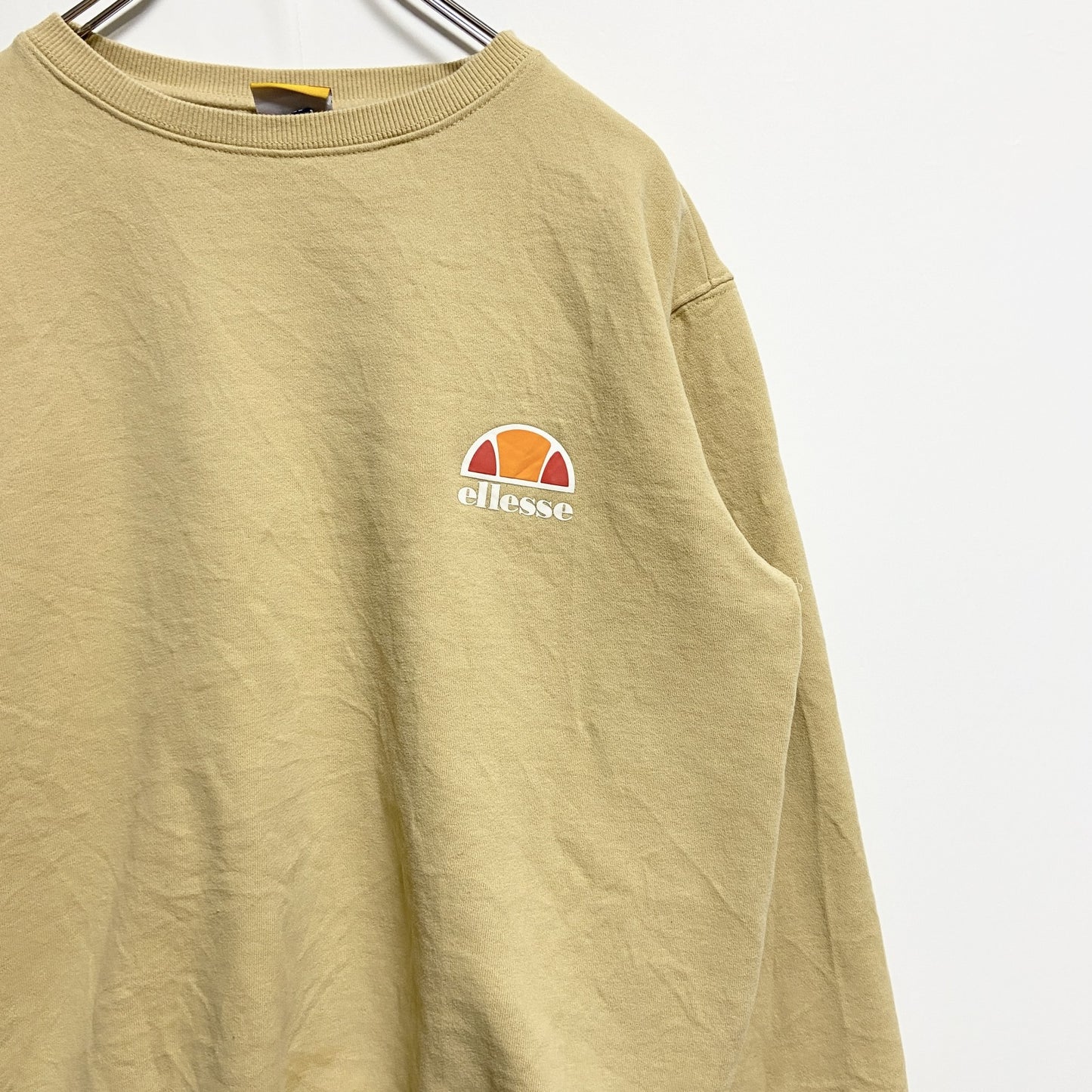 古着 used　ellesse エレッセ　長袖クルーネックワンポイントロゴプリントスウェット　トレーナー　ベージュ　EU38サイズ