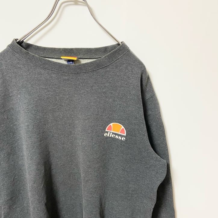 古着 used　ellesse エレッセ　長袖ワンポイントロゴスウェット　トレーナー　秋冬服　ダークグレー　Lサイズ