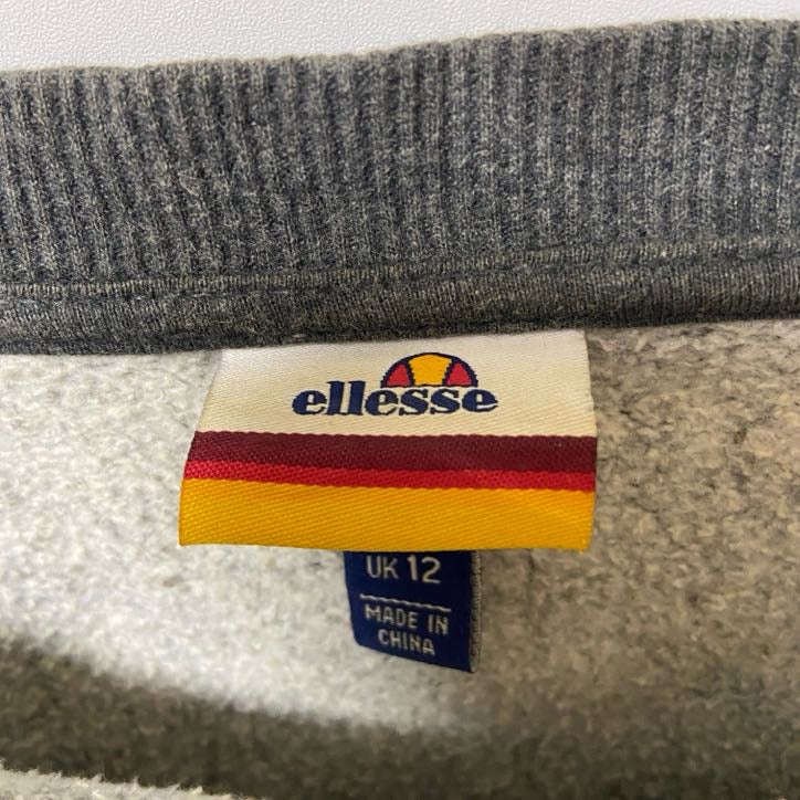 古着 used　ellesse エレッセ　長袖ワンポイントロゴスウェット　トレーナー　秋冬服　ダークグレー　Lサイズ