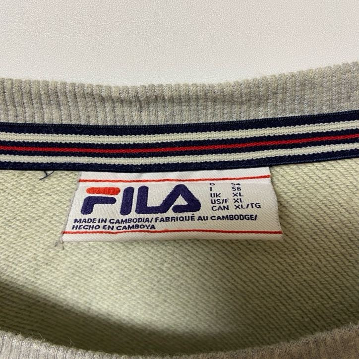 古着 used　FILA フィラ　長袖ワンポイントロゴ刺繍スウェット　トレーナー　グレー　クルーネック　秋冬服　XLサイズ