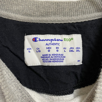 古着 used　Champion　チャンピオン　長袖ワンポイント刺繍スウェット　トレーナー　クルーネック　ライトグレー　Lサイズ