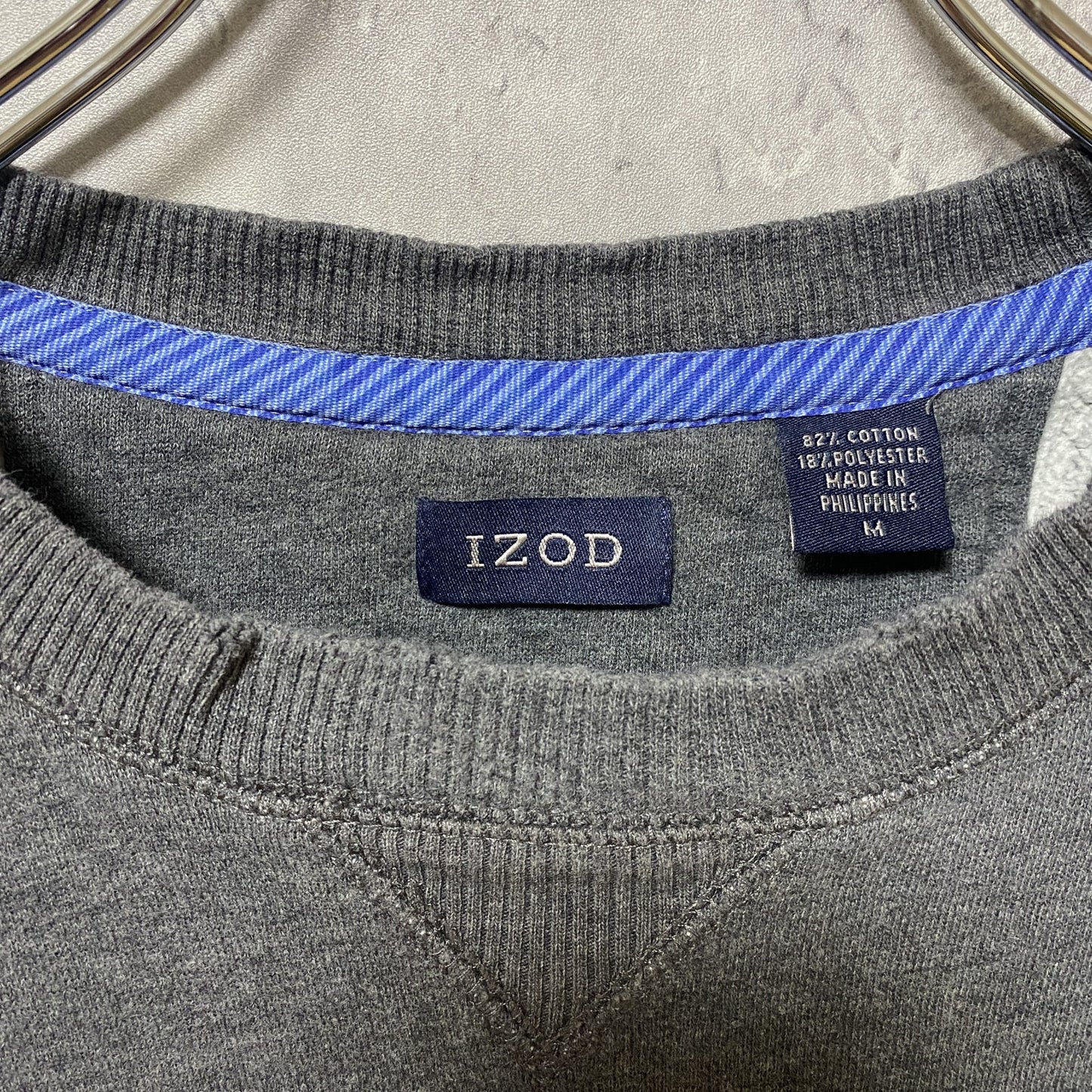 古着 used　IZOD アイゾッド　長袖ワンポイントロゴ刺繍スウェット　トレーナー　Vガゼット　グレー　秋冬服　Mサイズ