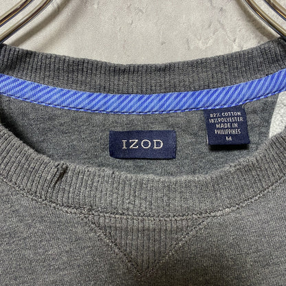 古着 used　IZOD アイゾッド　長袖ワンポイントロゴ刺繍スウェット　トレーナー　Vガゼット　グレー　秋冬服　Mサイズ