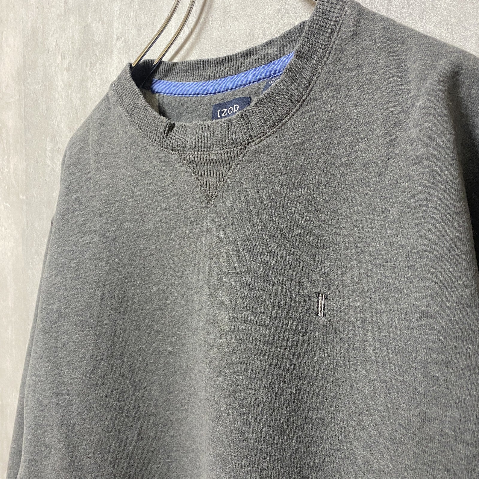 IZOD アイゾッド　長袖ワンポイントロゴ刺繍スウェット　トレーナー　Vガゼット　グレー　灰色　秋冬服　Mサイズ　古着