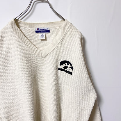 古着 used　Champion チャンピオン　長袖Vネックニット　セーター　ワンポイント刺繍　lowa　XLサイズ